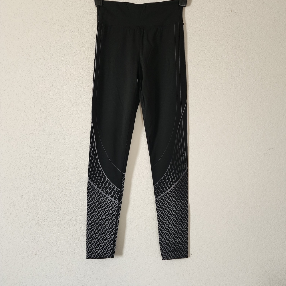 Forever 21 Women's Black with White Geometric Leggings Size Small